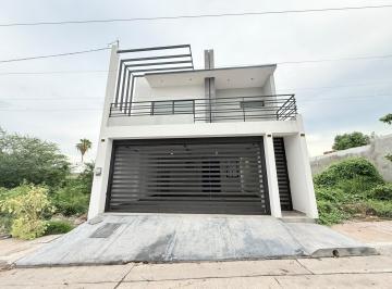 Casa · 140m² · 4 Recámaras · 2 Estacionamientos · Casa en Venta en Santa Fe