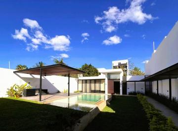 Casa · 478m² · 4 Recámaras · 3 Estacionamientos · Residencia de Lujo en Venta, de Una Planta, Ubicada en Montes de Ame