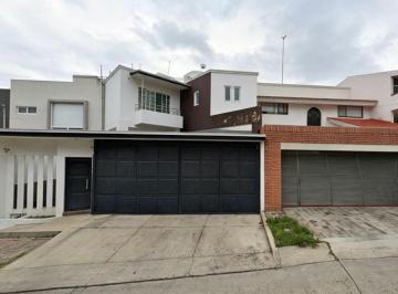 Casa de 5 habitaciones, Guadalajara · Casa de 300 m² con 5 Recámaras en Venta en Monraz