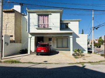 Casa de 4 habitaciones, Chihuahua · Virreyes Casa en Venta en Esquina con Recamara en Planta Baja Cerca Club Campestre