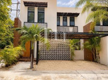 Casa · 250m² · 3 Recámaras · 2 Estacionamientos · Casa de 3 Habitaciones Sin Muebles en Renta en Montes de Ame, Mérida