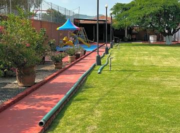 Casa · 200m² · 2 Recámaras · 5 Estacionamientos · Se Vende Casa de Campo con Terraza Gran Jardin Las Pomas en Tlaquepaque Jalisco