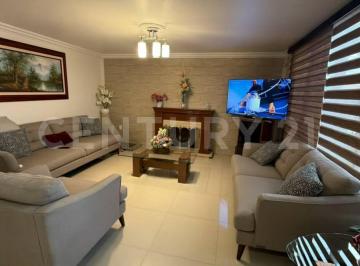 Casa · 230m² · 4 Recámaras · 3 Estacionamientos · Casa Remodelada en Venta Incluye Departamento