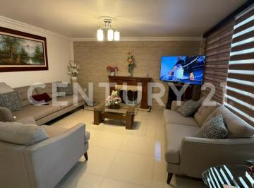Casa · 231m² · 4 Recámaras · 2 Estacionamientos · Casa Remodelada en Venta Incluye Departamento