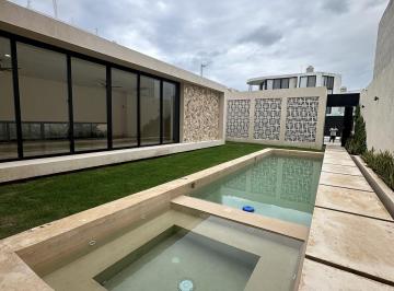 Casa · 450m² · 3 Recámaras · 3 Estacionamientos · Residencia en Renta de 3 Habitaciones en La Mejor Zona de Altabrisa con Estacionamiento Techado
