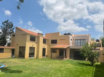 Casa · 350m² · 4 Recámaras · 4 Estacionamientos · Amplia Casa con Gran Jardín en Bosques de La Florida Venta/renta