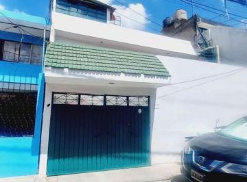 Casa · 224m² · 5 Recámaras · 4 Estacionamientos · Casa en Ampliación El Triunfo con 5 Recámaras, Id:.