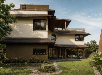 Casa · 360m² · 3 Recámaras · 6 Estacionamientos · Casa Ecológica en Pre - Venta en Santo Domingo Ocotitlán, Tepoztlán con Vistas a Las Montañas.