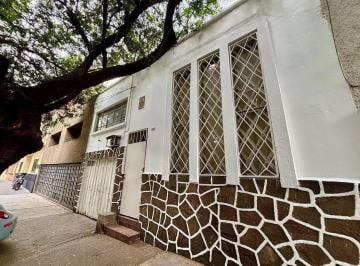Casa · 360m² · 4 Recámaras · 1 Estacionamiento · Casa en Venta en Narvarte Poniente con Doble Altura y Terraza