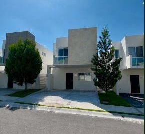 Casa · 2 Recámaras · 2 Estacionamientos · Casa en Renta Amueblada con - (4)