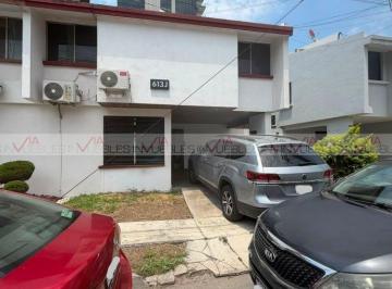 Casa · 280m² · 4 Recámaras · 1 Estacionamiento · Casa en Renta en Jardines del Valle