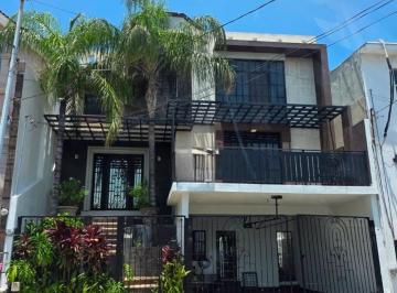 Casa · 380m² · 4 Recámaras · 2 Estacionamientos · Casa - Lomas del Roble