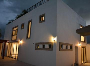 Casa · 378m² · 5 Recámaras · 2 Estacionamientos · Hermosa Casa / Beautiful Home