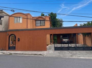 Casa · 213m² · 5 Recámaras · 2 Estacionamientos · Casa en Cumbres