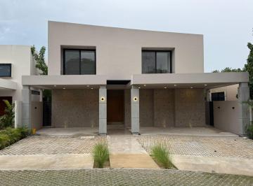 Casa en condominio · 504m² · 4 Recámaras · 3 Estacionamientos · Residencia de Lujo en Venta en Privada con Amenidades y Piscina