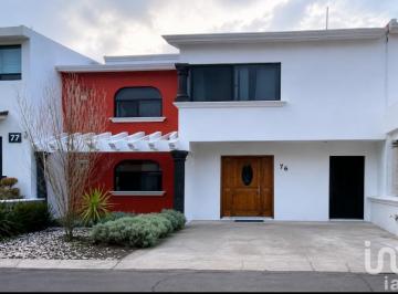 Casa · 340m² · 3 Recámaras · 2 Estacionamientos · Casa en Renta Claustros del Sur en Centro Sur Queretaro