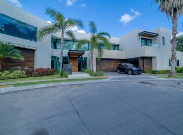 Casa · 916m² · 4 Recámaras · 4 Estacionamientos · Casa en Venta en Residencial Villa Magna