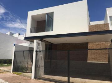 Casa de 3 habitaciones, León · Casa en Venta en Lomas de Gran Jardin, con Recamara en Planta Baja