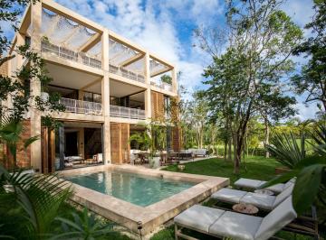 Villa · 582m² · 4 Recámaras · 2 Estacionamientos · Villa de Lujo con Vista Al Golf y Club de Playa Privado en Comunidad Privada