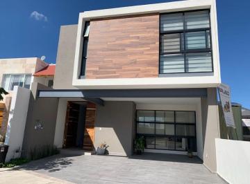 Casa de 3 habitaciones, León · Casa en Venta o Renta en Mayorazgo | 3 Recámaras | Doble Altura | Terraza y Jardín