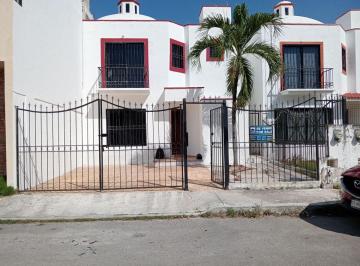 Casa de 3 habitaciones, Solidaridad · Casa Remodelada en Venta, Junto Parque Recreativo Ubicado en Una Zona Accesible A, Zona Comercial