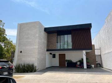 Casa · 480m² · 4 Recámaras · Casa en Venta Porta Fontana, Jardin Amplio y Salon de Juegos, Zona Norte, León Gto.