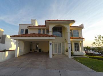 Casa · 540m² · 4 Recámaras · 4 Estacionamientos · Venta de Casa en Lomas