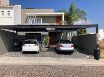 Casa · 280m² · 3 Recámaras · 3 Estacionamientos · Casa en Fraccionamiento Cumbres del Lago