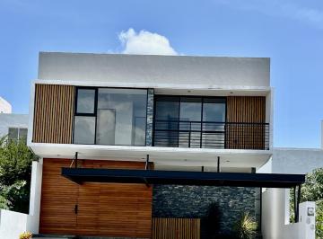 Casa · 321m² · 4 Recámaras · 3 Estacionamientos · Casa en Venta en Zibata