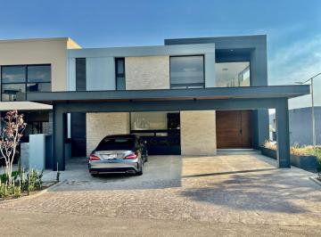 Casa · 362m² · 3 Estacionamientos · Casa en Renta en Altozano Queretaro