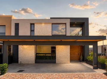 Casa · 300m² · 3 Estacionamientos · Casa en Renta en Altozano Queretaro