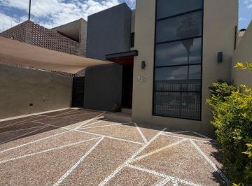 Casa de 4 habitaciones, Querétaro · Casa en Renta en Cumbres de Lago con Recamara/estudio en Planta Baja