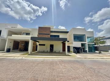 Casa · 431m² · 4 Recámaras · 2 Estacionamientos · Casa en Venta en Via Cumbres