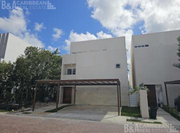 Casa · 200m² · 3 Recámaras · 2 Estacionamientos · Casa con Alberca en Venta y Renta Vía Cumbres