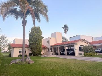 28a30996dda038bc83ec958608dd4b187c40bb7f82bc36bcd6cb857f4ce5c556 · Casa en Venta en El Campanario con Vista Al Campo de Golf y Al Lago, 1,200 m² de