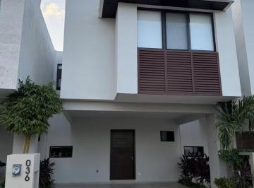 Casa · 3 Recámaras · Renta Casa Selvanova Coto 10 en Playa del Carmen