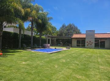 Casa en condominio · 350m² · 3 Recámaras · 5 Estacionamientos · Club de Golf Malinalco