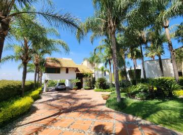 Casa · 1311m² · 3 Recámaras · 2 Estacionamientos · Residencia en Venta en El Refugio