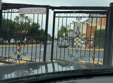 Casa · 2 Estacionamientos · Casa en Renta Puerta de Hierro
