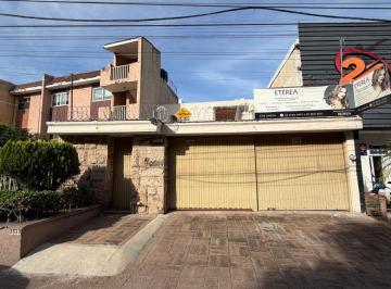 Casa uso de suelo de 3 habitaciones, Guadalajara · Casa con Uso de Suelo en Venta en Av Topacio, Cuenta con Local Comercial