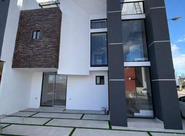Casa de 6 habitaciones, Pachuca · Casa en Venta en Pachuca con 6 Recámaras, 1 Recámara en Planta Baja, Roof con Pergola