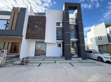 Casa de 6 habitaciones, Pachuca · Casa en Venta en Pachuca con 6 Recámaras, 1 Recámara en Planta Baja, Roof con Pergola