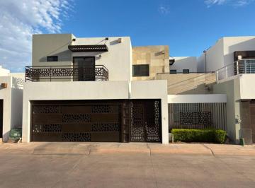 Casa de 4 habitaciones, Hermosillo · Casa en Venta en Los Santos con Alberca Propia