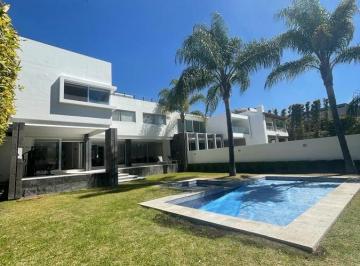 Casa · 960m² · 4 Recámaras · 6 Estacionamientos · Casa - Fraccionamiento Villas del Mesón