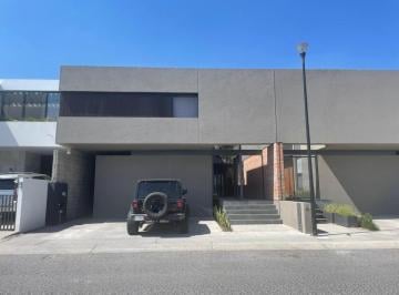 Casa · 300m² · 4 Recámaras · 2 Estacionamientos · Casa en Renta en Cumbres del Lago, Juriquilla