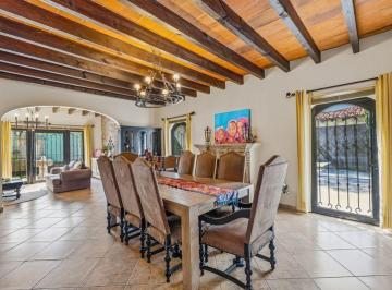 Casa · 385m² · 5 Recámaras · 4 Estacionamientos · Casa de 596 m² con 5 Recámaras en Venta en Zirándaro