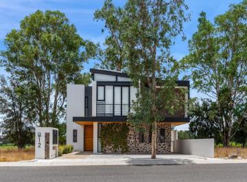 Casa · 284m² · 4 Recámaras · Casa de 329 m² con 4 Recámaras en Venta en Zirándaro