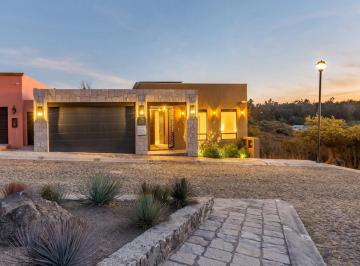 Casa · 407m² · 3 Recámaras · 2 Estacionamientos · Casa de 407 m² con 3 Recámaras en Venta en Malaquin La Mesa