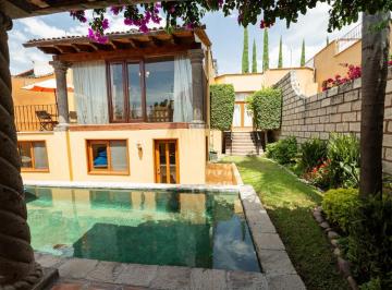 Casa · 410m² · 3 Recámaras · 1 Estacionamiento · Casa de 410 m² con 3 Recámaras en Renta en Villa de Los Frailes