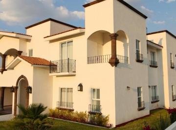 Casa · 505m² · 5 Recámaras · 6 Estacionamientos · Casa de 1000 m² con 5 Recámaras en Renta en Zirándaro